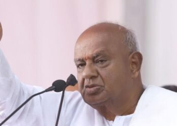 ಕಿಕ್‌ಬ್ಯಾಕ್‌ ಆರೋಪಿ ಅಧಿಕಾರಿ ಪರ ಅಖಾಡಕ್ಕಿಳಿದ ಮಾಜಿ ಪ್ರಧಾನಿ; ಅಧಿಕಾರಾವಧಿ 2 ವರ್ಷ ವಿಸ್ತರಣೆಗೆ ಪತ್ರ