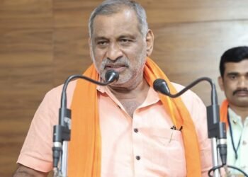 ‘ಮಾಧುಸ್ವಾಮಿ ಹತ್ರ 5 ಗಾಡಿ ಇದೆ, ದುಡ್ಡು ಕಾಸು ಕೇಳ್ತಾರೋ ಏನೋ,ಕೊಟ್ಟು ಮಾಡಿಸ್ಕೋಳ್ರಿ’; ಆಡಿಯೋ ಬಹಿರಂಗ