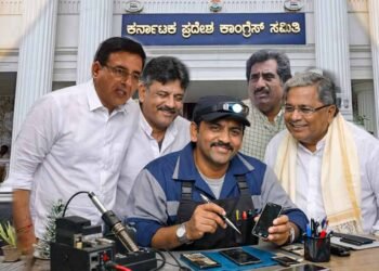 ಕಾಂಗ್ರೆಸ್‌ ಭವನ ಟ್ರಸ್ಟ್‌ನಿಂದ ಮೊಬೈಲ್‌ ರಿಪೇರಿ ತರಬೇತಿ; ಸಿಎ ನಿವೇಶನಗಳಿಗಾಗಿ ಹೊಸ ವೇ‍ಷ ತೊಟ್ಟ ಕಾಂಗ್ರೆಸ್